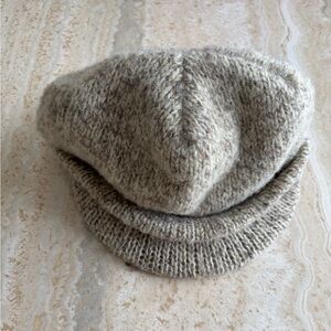 KNIT WOMAN’S HAT WITH SMALL VISOR